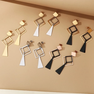Détail de boucles d'oreilles géométriques en acier inoxydable en plusieurs coloris