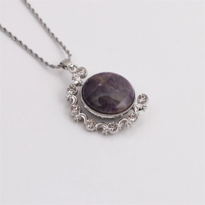 Nahaufnahme des rotierenden Amethyst-Anhängers mit Strasssteinen an einer silbernen Kordelkette