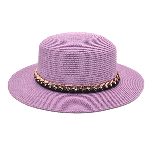 Chapeau de paille canotier violet avec décoration de chaîne dorée et noire femme