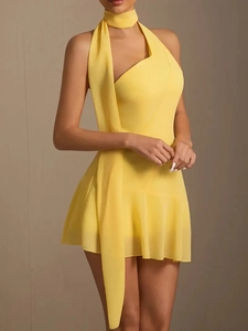 Détail de la mini robe licou jaune avec long ruban élégant et texture plissée