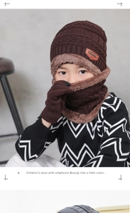 Détail de l'ensemble d'hiver tricoté avec doublure en peluche épaisse pour enfants