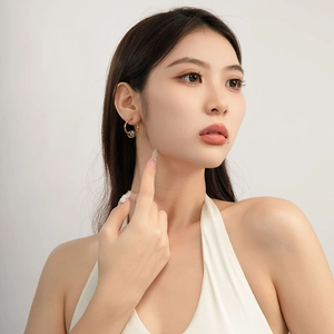 Boucles d'oreilles créoles dorées avec pendentif boule argentée style français minimaliste