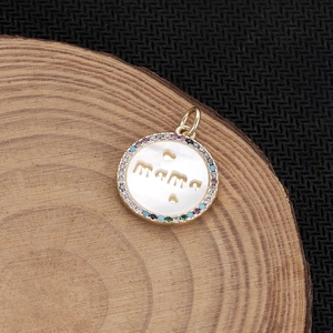 Pendente mama placcato oro 18K con madreperla e zirconi colorati su base in legno naturale
