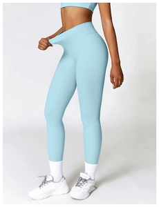 Gros plan du legging de yoga bleu clair à taille haute montrant l'élasticité élevée