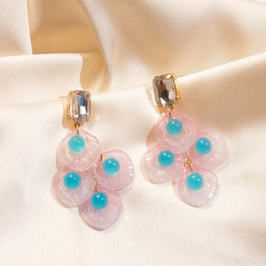 Boucles d'oreilles pétales roses, perles bleues et cristaux sur soie blanche