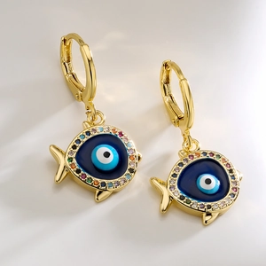 Detail von 18K vergoldeten Fisch-Ohrringen mit blauem Emaille und bunten Zirkoniasteinen