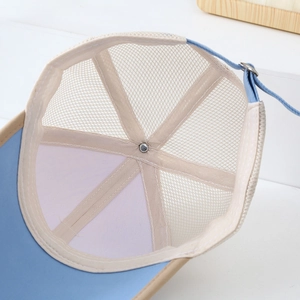 Nahaufnahme des atmungsaktiven Mesh-Materials und des verstellbaren Riemens der Kinderkappe