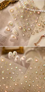 Makroaufnahme von 3D geprägten Barock-Nagelstickern mit goldenen Herzen und Edelsteinen