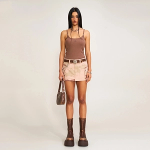 Streetwear-Outfit für Damen mit rosa Camouflage-Cargo-Minirock und braunen Plateaustiefeln