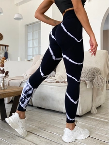 Detail of high-waist black tie-dye yoga leggings with ribbed texture and seamless design