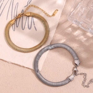 Détail des bracelets chaîne serpent vintage 6mm en or et argent avec fermoir mousqueton