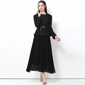 Robe blazer noire élégante à double boutonnage avec jupe plissée et ceinture ajustable