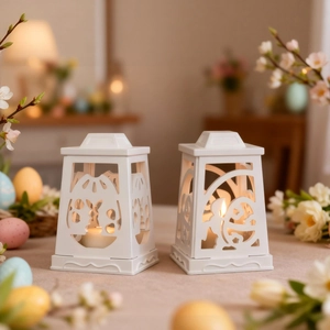 Set di 2 portacandele pasquali bianchi con motivi a traforo di conigli e uova decorativi