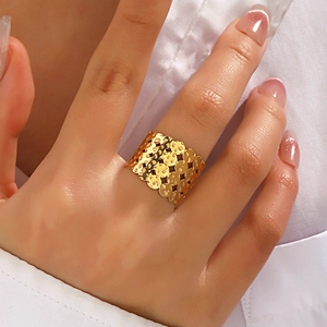 Edelstahl Breiter Band Ring Für Frauen Ausgehöhlt Hammerschlag Textur Verstellbarer Geometrischer Modeschmuck