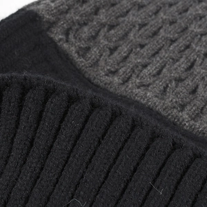 Bonnet d'hiver en tricot avec motif de torsades gris et noir et texture côtelée