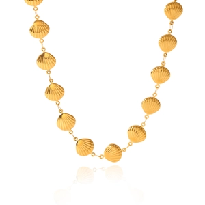 Gros plan du collier en acier inoxydable plaqué or 18k avec pendentifs coquillages