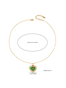 Dettaglio del ciondolo a cuore in malachite verde con catena in acciaio e misure