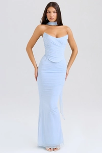 Détails de la robe bustier bleu clair à fronces avec collier tour de cou assorti