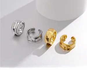Detail der S925 Sterling Silber Punze auf unregelmäßigen Manschetten mit Metalltextur