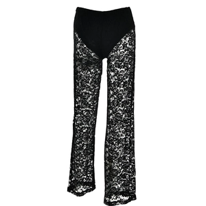 Dettaglio del pizzo nero sui pantaloni trasparenti a vita alta per abbigliamento estivo