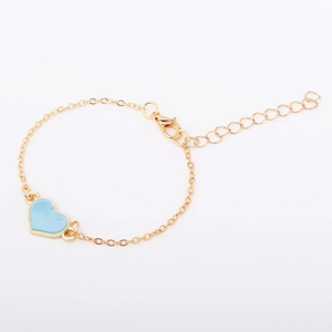 Dettaglio del bracciale a cuore regolabile con ciondolo in smalto azzurro e moschettone