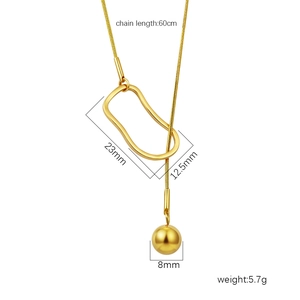 Détail du collier en titane plaqué or 18 carats avec boucle géométrique et perle de 8 mm