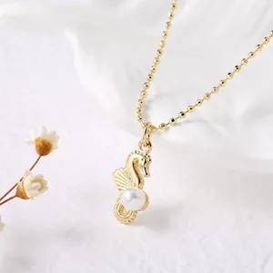 Collana con ciondolo a ippocampo dorato con perla bianca e catena a sfere classica