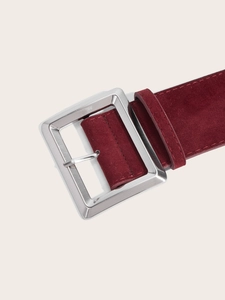 Vue détaillée d'une ceinture large en daim bordeaux avec boucle carrée en métal argenté