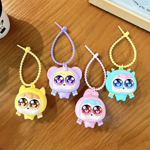 Ensemble de quatre porte-clés mignons et colorés en forme de fille pour se détendre