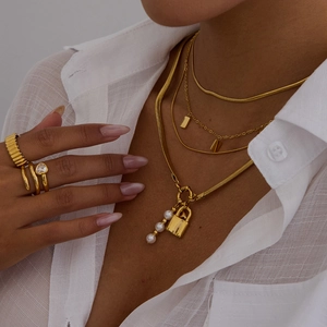 Parure bijoux en acier doré avec collier perle cadenas et bagues cœur élégantes