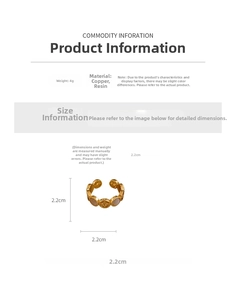 Détails de la bague dorée en cuivre et résine montrant le diamètre de 2,2 cm