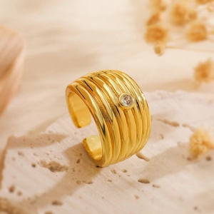 Minimalist 18K gold plated wide ribbed ring with central zircon and adjustable open band