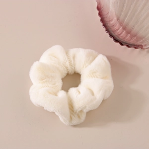 Dettaglio di elastico per capelli in peluche bianco ad alta elasticità con trama morbida
