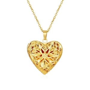 Collana con medaglione a cuore dorato con design floreale intagliato su catena fine