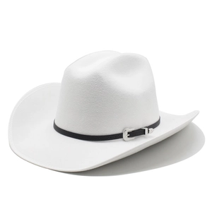 Détail d'un chapeau de cow-boy blanc avec ruban en cuir noir et boucle en argent