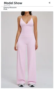Vue mannequin de l'ensemble de sport rose cerise avec haut en V et pantalon taille haute