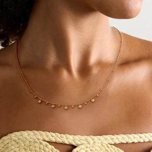 Élégant collier en acier inoxydable doré avec pendentifs ronds en zircon sur chaîne fine