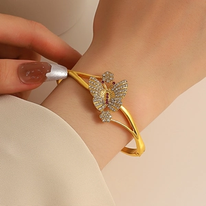 Vintage Goldarmreif mit Schmetterling und Kristallen, elegantes florales Design für Damen