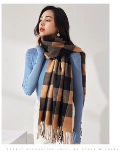 Dettaglio di sciarpa a quadri neri e cammello con nappe e morbida trama effetto cashmere