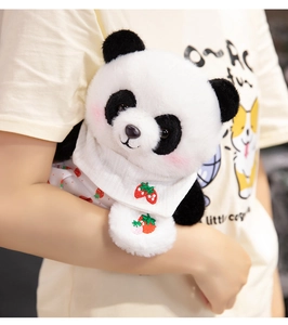 Nahaufnahme eines Panda-Plüschtiers mit Erdbeer-Latz, das im Arm gehalten wird