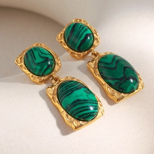 Détails des boucles d'oreilles plaquées or 18K avec malachite et texture martelée