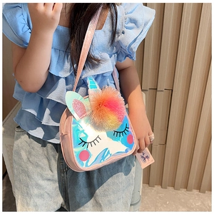 Dettaglio borsa unicorno per bambini in rosa con orecchie glitter e pompon
