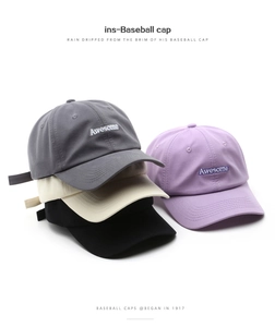 Detalle que muestra varios colores de gorras de béisbol bordadas con correa ajustable