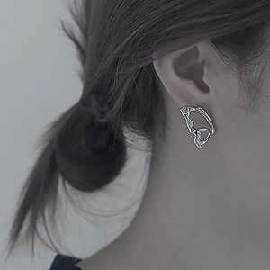 Minimalistischer silberner Schmetterlingsflügel Ohrstecker in hohlem Design an Model