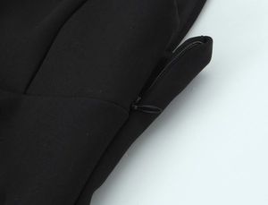 Detailaufnahme des verdeckten Reißverschlusses an diesem schwarzen Kleid mit Stickerei