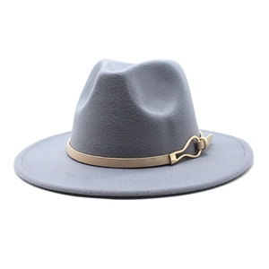 Détail du chapeau fedora bleu-gris avec bande en cuir beige et boucle en métal doré