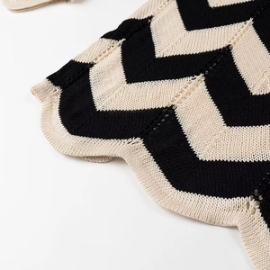 Nahaufnahme von schwarz-weißem Wellenmuster-Strickstoff mit Wellensaum-Detail