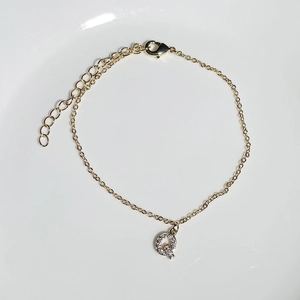 Detailed view of 18K gold plated bracelet with a sparkling zircon letter Q charm
