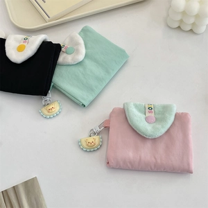 Détail de petits portefeuilles en toile mignons avec bordure en peluche et pendentif ours