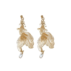 Orecchini a pendente a coda di pesce koi in filigrana dorata con eleganti accenti bianchi